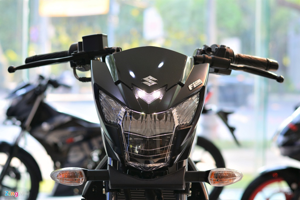 Có thể thấy phần đầu của Satria nhập chính hãng có thêm cặp đèn báo rẽ nhô ra phía ngoài, Suzuki cho biết thiết kế này nhằm phù hợp với quy định đăng kiểm xe tại Việt Nam. Trừ đèn rẽ, toàn bộ hệ thống đèn trên xe đều sử dụng công nghệ LED.