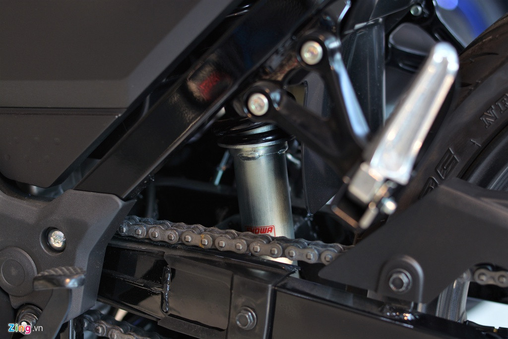 Giảm xóc sau là loại giảm xóc đơn đến từ hãng Showa, một thương hiệu chuyên sản xuất giảm xóc có tiếng của Nhật Bản. Điểm trừ của giảm xóc này là không thể thay đổi các thông số về độ hồi, độ nén và chiều dài lò xo.