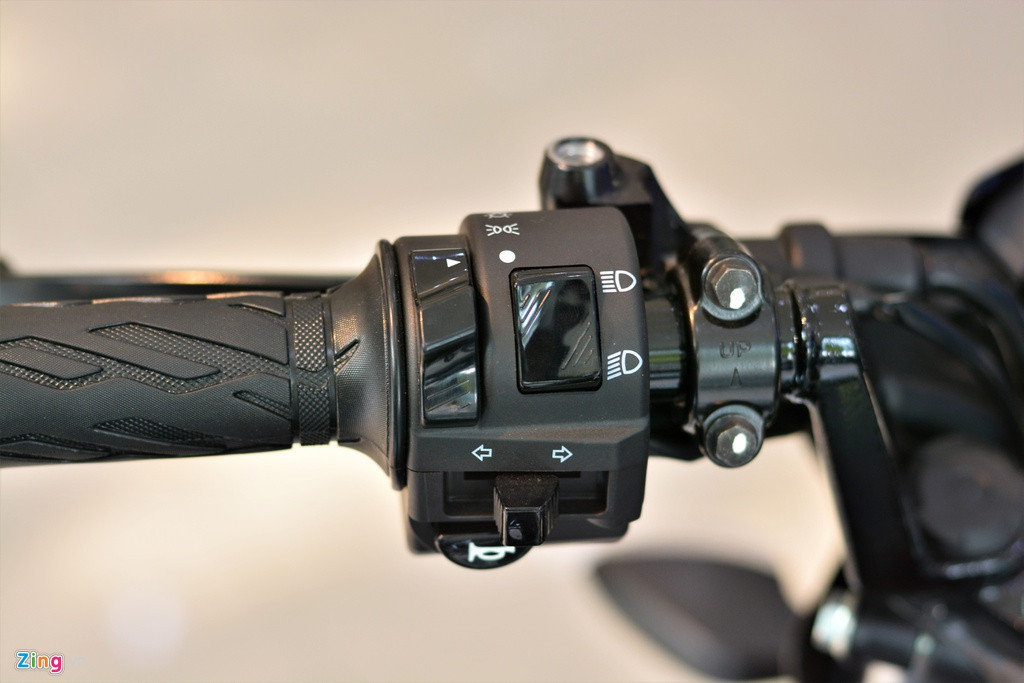 So với Satria đang được bán ở các đại lý tư nhân, mẫu xe mà Suzuki Việt Nam phân phối được trang bị thêm công tắc bật/tắt hệ thống đèn chiếu sáng chính.