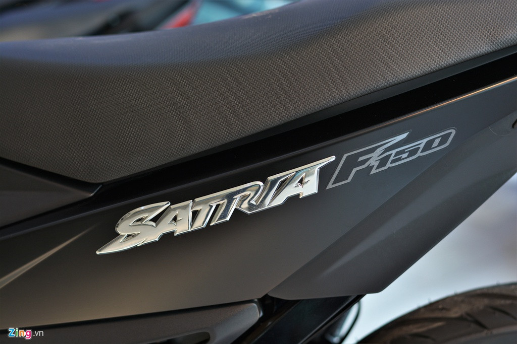 Tem xe của Satria khá đơn giản, chỉ có logo Suzuki ở yếm trước và dòng chữ "Satria F150" ở yếm sau.