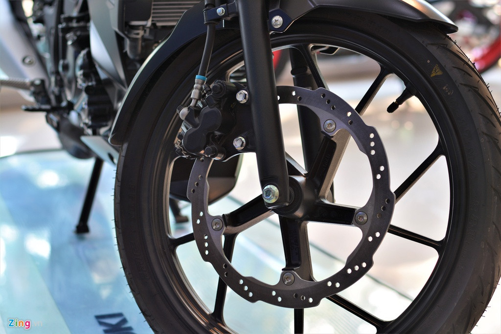 Dàn chân của Suzuki Satria F150 chính hãng vẫn sử dụng bộ mâm 17 inch 5 chấu kép với kích thước lốp trước và sau lần lượt là 70/90 và 80/90. Xe vẫn được trang bị kẹp phanh 2 piston ở bánh trước và 1 piston ở bánh sau cùng đĩa phanh đường kính lớn.