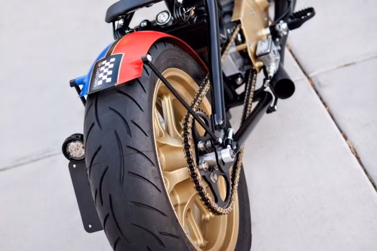 Xe được trang bị cặp lốp Metzeler Z8 vời vành trước 18 inch với lốp 120/70 và vành sau 17 inch với lốp 150/70.