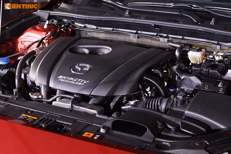 Bên cạnh thiết kế mới, Mazda3 - 2017 còn được đánh giá cao bởi công nghệ động cơ SkyActiv thế hệ mới. Đây là động cơ tiên tiến và hiện đại nhất, được chế tạo từ các vật liệu mới thông qua quá trình nghiên cứu kỹ lưỡng, giúp nâng cao hiệu suất và hạn chế tiêu hao nhiên liệu.