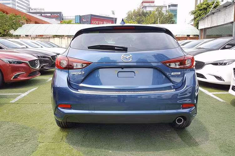 Phía dưới đèn sương mù sử dụng bóng LED. Phần đuôi xe với cản sau thay đổi trên phiên bản hatchback. Phiên bản cao cấp được trang bị thêm đèn LED thích ứng với hướng lái cùng đèn định vị ban ngày. Xe sử dụng bộ mâm hợp kim 16 hoặc 18 inch tùy thuộc theo từng phiên bản.