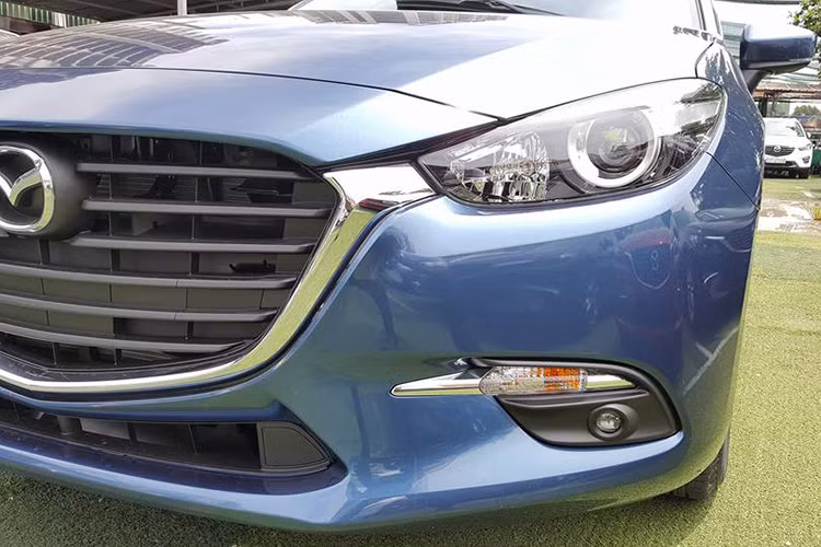 Là mẫu xe dẫn đầu phân khúc hạng C trong suốt thời gian qua, Mazda3 2017 đã được làm mới với hình ảnh trẻ trung hơn. Thay đổi đáng kể ở phần đầu xe với thiết kế cụm đèn pha LED (trên phiên bản 2.0L) sắc nét hơn. Lưới tản nhiệt được căn chỉnh với đường viền mạ cờ-rôm nổi bật hơn tạo liên kết liền mạch giữa cụm đèn pha và lưới tản nhiệt.