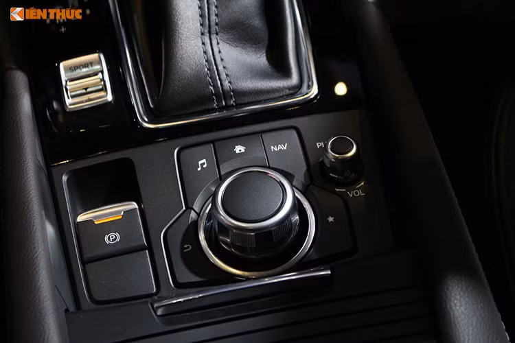 Mazda3 - 2017 được đánh giá cao nhờ hệ thống hỗ trợ kiểm soát gia tốc G-Vectoring Control (GVC) – Một bước đột phá của Mazda trong việc nâng cao sự ổn định thân xe. Hệ thống dựa vào các thông số vận hành như góc đánh lái, vận tốc xe để kiểm soát hoạt động của động cơ, từ đó điều chỉnh mô-men xoắn của động cơ một cách phù hợp và hiệu quả.