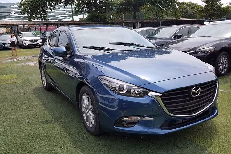  Mazda3 phiên bản 2017 facelift vừa lộ diện tại Việt Nam với màu xanh 45B mới. Màu sơn này có lẽ sẽ thích hợp với các khách hàng là nữ giới. Ngoài ra xe còn có nhiều màu sơn khác cho khách hàng lựa chọn khác nhau như màu trắng, màu đen, màu bạc, màu vàng, màu đỏ, màu xám.