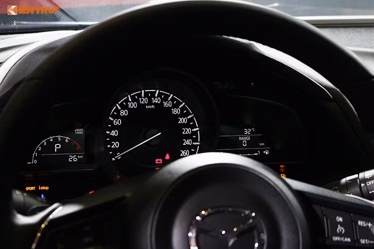 Mazda3 bản nâng cấp 2017 được hãng xe Nhật Bản tích hợp hệ thống giải trí cao cấp Mazda Connect với màn hình cảm ứng 7’’ đa sắc, kết hợp cụm nút xoay điều khiển độc đáo. Màn hình hiển thị đầy đủ các thông tin về khả năng vận hành, hệ thống giải trí, danh bạ được đồng bộ từ điện thoại.