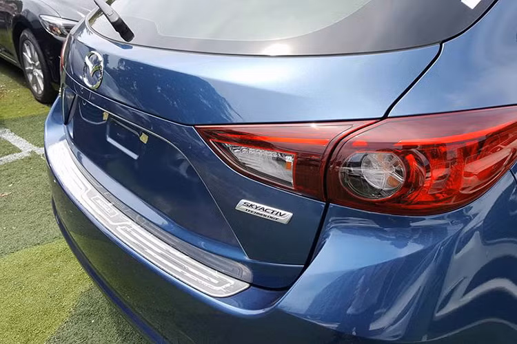 Bên sườn của Mazda3 phiên bản 2017 cũng xuất hiện gương chiếu hậu cải tiến, tích hợp dải đèn LED thanh mảnh đóng vai trò báo rẽ. Thân xe thiết kế vẫn mang đậm dấu ấn của ngôn ngữ Kodo vốn được hãng xe Mazda áp dụng vào nhiều dòng xe của mình trong thời gian qua. Những điểm được làm mới ở đuôi xe không thay đổi nhiều so với trước. 