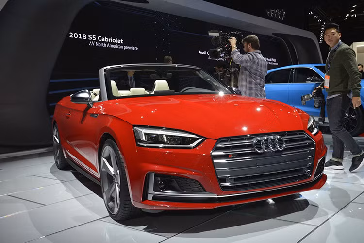 Chiếc Audi S5 Cabrilolet 2018 hoàn toàn mới đã được hãng xe giới thiệu tại triển lãm xe Bắc Mỹ. Mẫu xe mui trần này chia sẻ khung sườn và thiết kế với các thành viên coupe và sportback trong gia đình, đặc biệt là bản coupe bởi xe có cấu hình 2 cửa 4 chỗ ngồi.