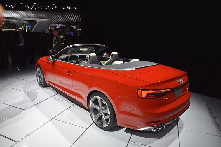 Kiểu dáng thân xe trông có vẻ không khác biệt nhiều so với phiên bản cũ. Tuy nhiên trên thực tế, thân xe đã được tối ưu hóa khí động học để đạt hệ số cản không khí cực thấp 0.25 cd. Bên cạnh đó, với những vật liệu mới, chiếc xe cũng nhẹ hơn tới 40 kg so với thế hệ cũ.