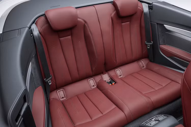 Có độ dài trục cơ sở lớn và ghế gọn hơn, S5 Cabriolet cũng có không gian bên trong nội thất rộng hơn với khoảng đầu gối hàng ghế sau tăng 18 mm và khoảng vai hàng ghế trước tăng 26 mm. Xe cũng được trang bị đầy đủ các hệ thống an toàn mới nhất như giữ ga tự động với tính năng hỗ trợ khi tắc đường, cảnh báo xe vượt, cảnh báo va chạm, cảnh báo khi rẽ...