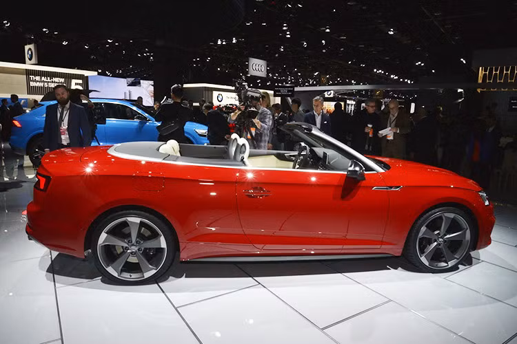 Sự quan tâm với bản Cabriolet được tập trung vào phần thiết kế mui xe. Audi chọn kiểu thiết kế mui xếp mềm bằng vải bạt phong cách cổ điển, được tối ưu về đặc tính khí âm học. Mui xếp đóng mở bằng điện, với thời gian mở mui mất 15 giây và đóng mui mất 18 giây, ngay cả khi xe đang chạy với vận tốc tới 50km/h.