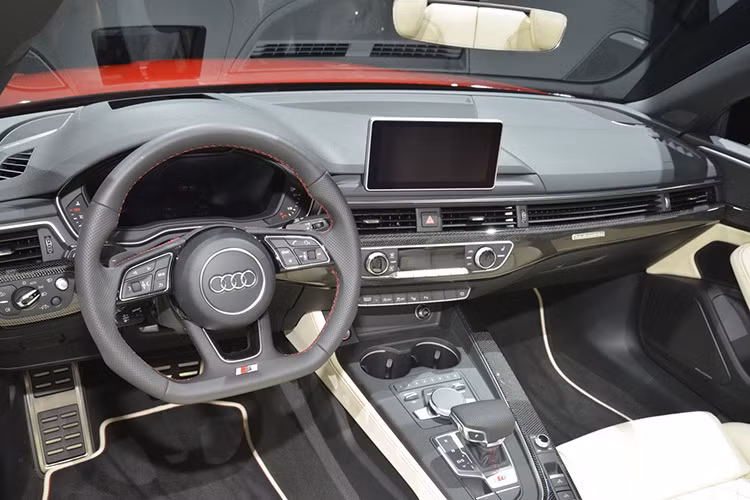Bên trong nội thất, bảng táp-lô có thiết kế không đổi với các tùy chọn như đèn chiếu sáng thông minh và bảng đồng hồ kỹ thuật số Virtual Cockpit màn hình hiển thị đa thông tin 12,3 inch. Hệ thống thông tin giải trí sử dụng một màn hình 8,3 inch trên bảng táp-lô, điều khiển bằng touchpad hay núm xoay trên bệ trung tâm.