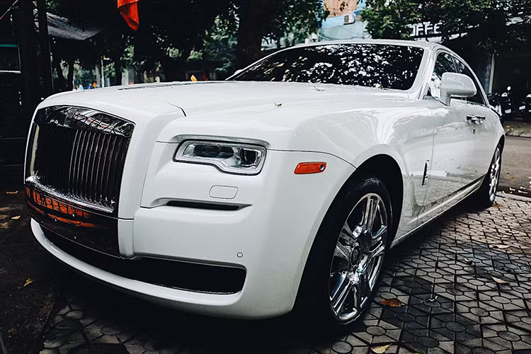 Những hình ảnh mới nhất về chiếc siêu xe sang Rolls-Royce Ghost Series II từng cập bến Việt Nam vào ngày cận Tết đang nhận được sự chú ý lớn từ giới mê xe cũng như cộng đồng mạng. Theo đó, mẫu xe siêu sang vừa chính thức lăn bánh tại thành phố Vinh, tỉnh Nghệ An ngay trong ngày 30 Tết Đinh Dậu vừa qua.