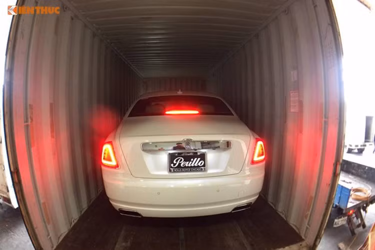 Ngoài ra Rolls-Royce Ghost Series II còn được trang bị kết nối với nguồn dữ liệu Google Send to Car và Local Search giúp tối ưu hóa hệ thống định vị để có thể kiểm soát dễ dàng toàn bộ hành trình ngay khi xe vừa khởi động hoặc trên những cung đường đã đi qua.