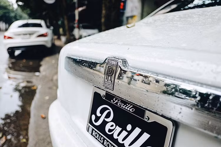 Chiếc Rolls-Royce Ghost Series II xuất hiện tại thành phố Vinh có ngoại thất trắng muốt với điểm nhấn là biểu tượng Spirit of Ecstacy, lưới tản nhiệt, tay nắm cửa và la-zăng 5 chấu đơn mạ crôm. Phía sau của chiếc siêu xe hạng sang này vẫn còn nguyên bảng hiệu từ nước ngoài.