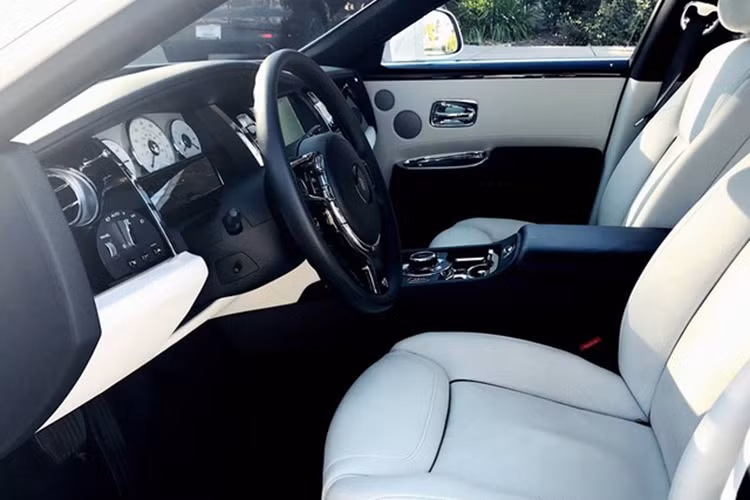 Bên trong khoang lái là nội thất bọc da màu kem kết hợp cùng nhiều chi tiết màu đen đối lập. Vô-lăng 3 chấu bọc da có kiểu thiết kế truyền thống của hãng xe siêu sang. Cửa sổ trời toàn cảnh mang nhiều ánh sáng trời vào khoang xe, hệ thống loa giải trí công suất 600W cùng nhiều chi tiết sang trọng bậc nhất Thế giới hiện nay.