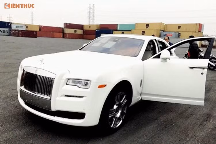 Rolls-Royce Ghost Series II sở hữu khối động cơ V12, tăng áp kép, dung tích 6,6 lít, sản sinh công suất tối đa 592 mã lực và mô-men xoắn cực đại đạt 780 Nm. Kết hợp cùng hộp số tự động 8 cấp, nó chỉ mất khoảng 4,9 giây để tăng tốc từ 0-100 km/h trước khi đạt vận tốc tối đa 250 km/h.