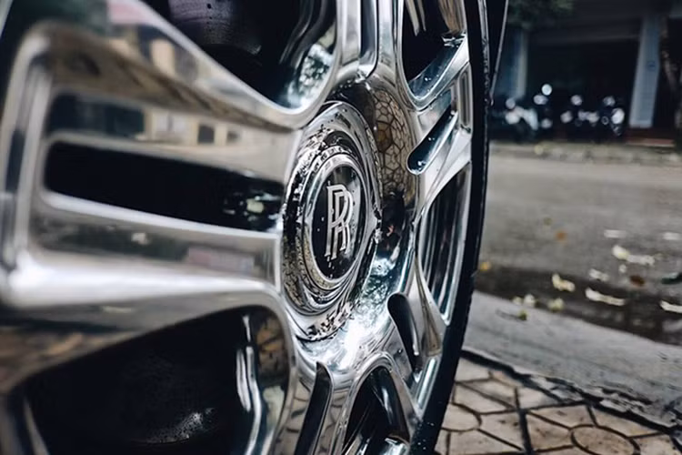 Ở phiên bản Series II, những chiếc Rolls-Royce Ghost được tinh chỉnh ở ngoại thất như cặp đèn pha mới có thiết kế sắc sảo hơn trước. Ngoài ra, cụm đèn LED chiếu sáng ban ngày cũng là điểm nhấn ấn tượng trên Rolls-Royce Ghost Series II, bên cạnh đó là nhiều chi tiết được làm mới.