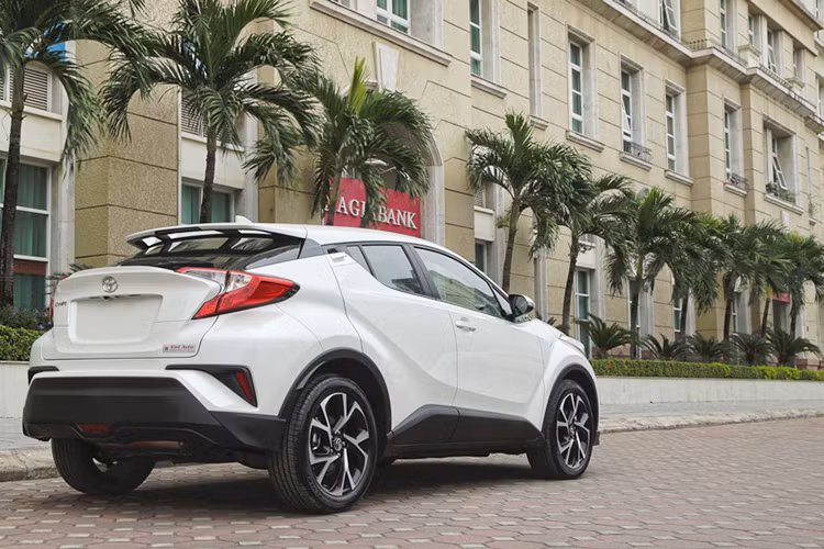 Những đường nét góc cạnh tiếp tục tỏa ra hai vai bánh trước và kéo dọc thân xe. Xe sử dụng la-zăng 18 inch thiết kế trông khá trẻ trung, phần đuôi xe cũng gây ấn tượng với những đường gân dập nổi ốp chặt bánh sau, cụm đèn hậu thiết kế dạng Boomerang bắt mắt cực kỳ ấn tượng.