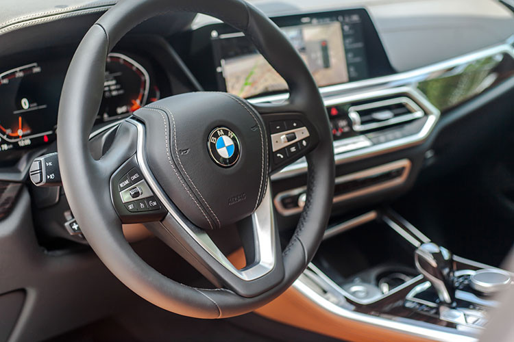 Ngoài ra, xe còn có chức năng điều khiển bằng giọng nói thông minh BMW Intelligent, hệ thống âm thanh BMW HiFi 10 loa, công suất 205 watt, hỗ trợ kết nối Apple CarPlay không dây hoặc hệ thống âm thanh Harman Kardon surround 16 loa, công suất 464 watt.