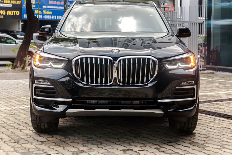 Phiên bản xe BMW X5 xDrive40i xLine và X5 xDrive40i xLine Plus sử dụng động cơ I6, tăng áp kép, dung tích 3.0 lít, sản sinh ra công suất tối đa 340 mã lực và mô-men xoắn cực đại 450 Nm. Kết hợp với khối động cơ là hệ dẫn động 2 cầu WD và hộp số tự động 8 cấp Steptronic. 