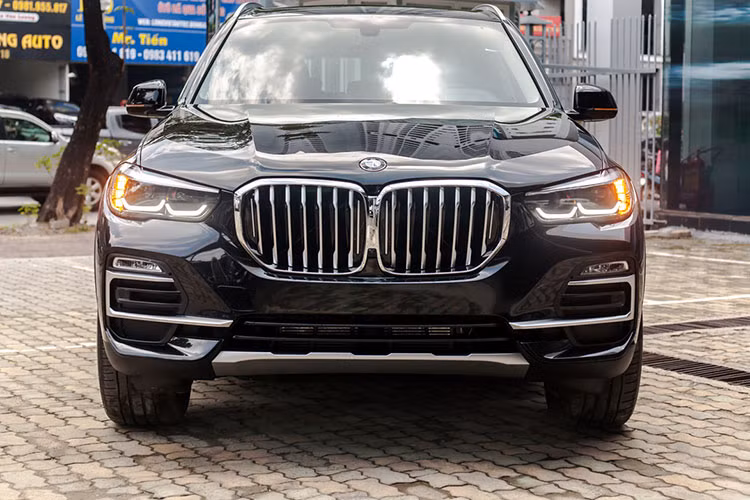 Phiên bản xe BMW X5 xDrive40i xLine và X5 xDrive40i xLine Plus sử dụng động cơ I6, tăng áp kép, dung tích 3.0 lít, sản sinh ra công suất tối đa 340 mã lực và mô-men xoắn cực đại 450 Nm. Kết hợp với khối động cơ là hệ dẫn động 2 cầu WD và hộp số tự động 8 cấp Steptronic. 