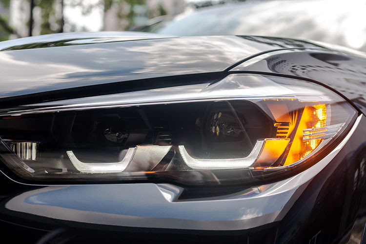 Với đầu số 34, dễ dàng nhận thấy Hải Dương chính là tỉnh duy nhất có thể ghép biển sảnh 56789 cùng với đầu số biển thành 1 dãy số tiến, liền mạch không ngắt đoạn khá thú vị. Chính vì lẽ đó mà giới luận biển luôn trông ngóng siêu biển 34A-567.89 sẽ xuất hiện trên chiếc xe nào, đến nay, đáp án đã có, đó là 1 xe BMW X5 mới tại Hải Dương.