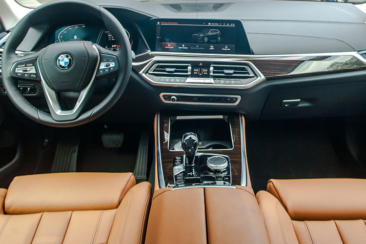 Ngoài việc sở hữu biển sảnh 56789, ngoại thất hay bên trong khoang lái của xe BMW X5 này không có khác biệt gì nhiều so bản nguyên bản, nội thất xe được trang bị các tiện nghi hiện đại như màn hình cảm ứng trung tâm 12,3 inch, núm xoay điều khiển iDrive Touch &amp; hệ điều hành BMW 7.0, điều hòa tự động 4 vùng,...