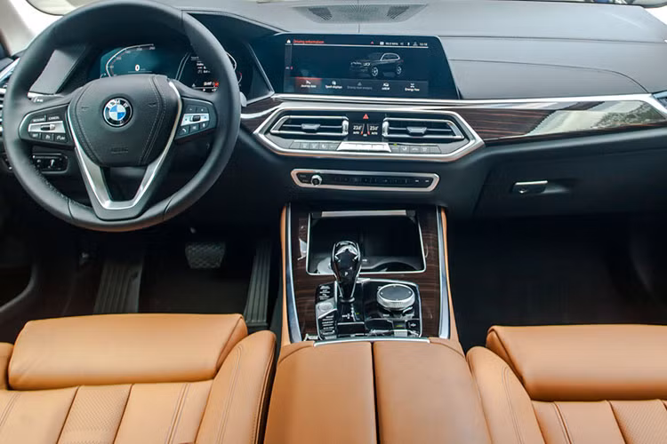 Ngoài việc sở hữu biển sảnh 56789, ngoại thất hay bên trong khoang lái của xe BMW X5 này không có khác biệt gì nhiều so bản nguyên bản, nội thất xe được trang bị các tiện nghi hiện đại như màn hình cảm ứng trung tâm 12,3 inch, núm xoay điều khiển iDrive Touch &amp; hệ điều hành BMW 7.0, điều hòa tự động 4 vùng,...