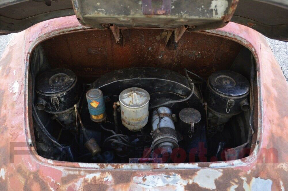 Tất cả mọi thứ, từ các tấm ốp thân vỏ cho tới la-zăng bên trong đều phủ bụi và hư hỏng. Thậm chí, chiếc xe còn mất đèn hậu nguyên bản và logo Porsche.