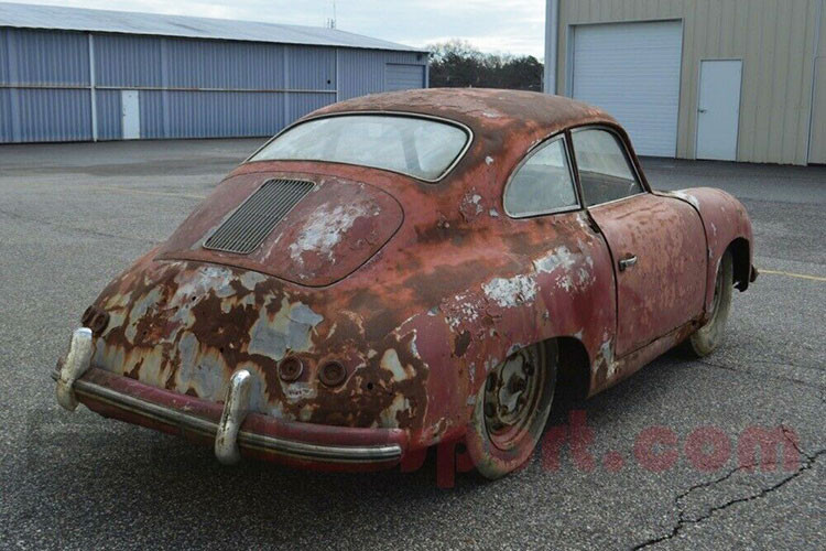 Thông tin đăng tải trên eBay nói rằng chiếc Porsche 356 đời cũ đã thuộc sở hữu của duy nhất một người kể từ đầu những năm 1970 và vốn được sơn màu xám bạc Fish Silver Grey, một màu sơn tuyệt đẹp dưới một số điều kiện ánh sáng cụ thể.