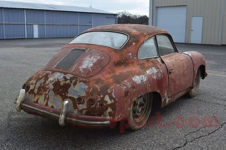 Thông tin đăng tải trên eBay nói rằng chiếc Porsche 356 đời cũ đã thuộc sở hữu của duy nhất một người kể từ đầu những năm 1970 và vốn được sơn màu xám bạc Fish Silver Grey, một màu sơn tuyệt đẹp dưới một số điều kiện ánh sáng cụ thể.