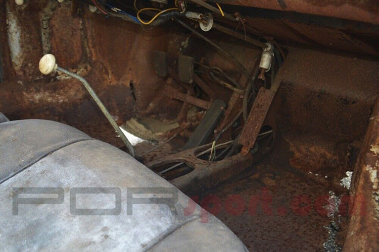 Bên trong xe cũng không có gì khá hơn. Rất nhiều bụi bẩn và gỉ sét có thể nhìn thấy trên sàn và cánh cửa, và tất cả bề mặt nội thất đều cần được bỏ đi thay mới hoàn toàn.