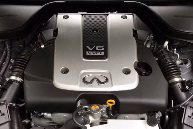 Infiniti QX80 2018 sẽ bán ra thị trường với 2 phiên bản dùng động cơ V8 5.6L quen thuộc, cho công suất 405 mã lực và mô-men xoắn 560 Nm. Sức mạnh động cơ được truyền xuống 2 bánh sau hoặc cả 4 bánh thông qua hộp số tự động 7 cấp. Thời gian tăng tốc từ 0-100 km/h là 6,8 giây, tốc độ tối đa 210 km/h.