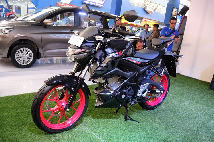 Sức mạnh của Suzuki GSX-S150 keyless phiên bản 2018 này vẫn đến từ khối động cơ xylanh đơn, DOHC, dung tích 147,3cc, làm mát bằng dung dịch, sản sinh công suất 18,9 mã lực tại tua máy 10.400 vòng/phút và mômen xoắn cực đại 14 Nm tại tua máy 9.000 vòng/phút.