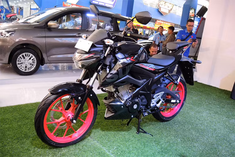 Sức mạnh của Suzuki GSX-S150 keyless phiên bản 2018 này vẫn đến từ khối động cơ xylanh đơn, DOHC, dung tích 147,3cc, làm mát bằng dung dịch, sản sinh công suất 18,9 mã lực tại tua máy 10.400 vòng/phút và mômen xoắn cực đại 14 Nm tại tua máy 9.000 vòng/phút.