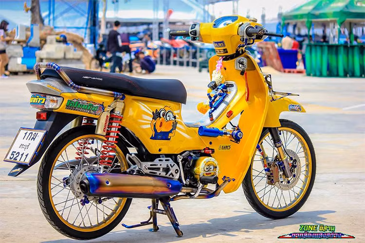 Xe máy Honda Super Cub 110 sử dụng động cơ 110 phân khối PGM-FI với công suất 8 mã lực tại vòng tua 7.500 vòng/phút và mô-men xoắn 8,5 Nm tại vòng tua 6.500 vòng/phút. Mức tiêu hao nhiên liệu khá tiết kiệm - chỉ khoảng 1,57 lít/100km ở tốc độ 60 km/h. 