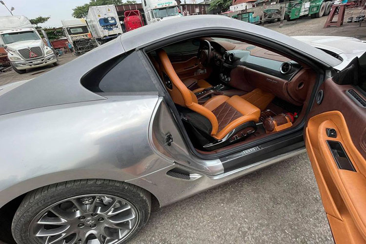 Gầm xe khá cao nên 599 GTB khá dễ thích nghi với đường phố Việt Nam. Một điểm nhấn khác chính là bộ vành cùng tông màu với ngoại thất của xe, nó khác với bộ vành hình ngôi sao 5 cánh của chiếc Ferrari 599 GTB Fiorano mà Đại gia Đặng Lê Nguyên Vũ từng sở hữu.