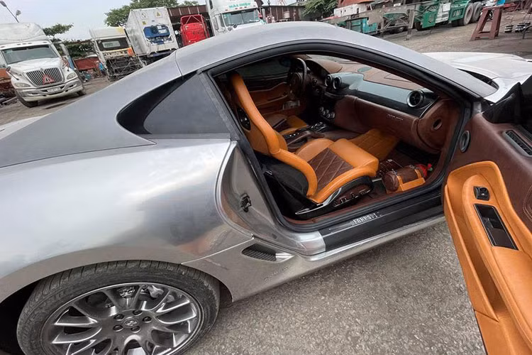 Gầm xe khá cao nên 599 GTB khá dễ thích nghi với đường phố Việt Nam. Một điểm nhấn khác chính là bộ vành cùng tông màu với ngoại thất của xe, nó khác với bộ vành hình ngôi sao 5 cánh của chiếc Ferrari 599 GTB Fiorano mà Đại gia Đặng Lê Nguyên Vũ từng sở hữu.