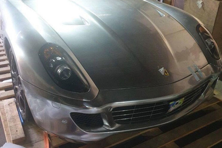 Ferrari 599 GTB tại Hải Phòng này thực tế là mẫu xe kế nhiệm của Ferrari 575 Maranello. Mẫu xe này mang trong mình những đường nét thiết kế bay bổng, cuốn hút nhờ bàn tay của xưởng mốt danh tiếng Pininfarina, cụ thể là dưới sự chỉ đạo của nhà thiết kế Frank Stephenson.