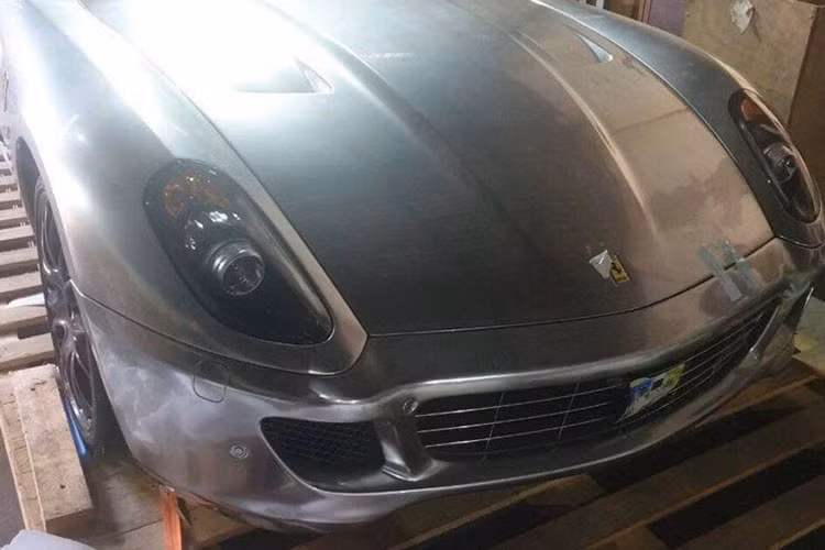 Ferrari 599 GTB tại Hải Phòng này thực tế là mẫu xe kế nhiệm của Ferrari 575 Maranello. Mẫu xe này mang trong mình những đường nét thiết kế bay bổng, cuốn hút nhờ bàn tay của xưởng mốt danh tiếng Pininfarina, cụ thể là dưới sự chỉ đạo của nhà thiết kế Frank Stephenson.