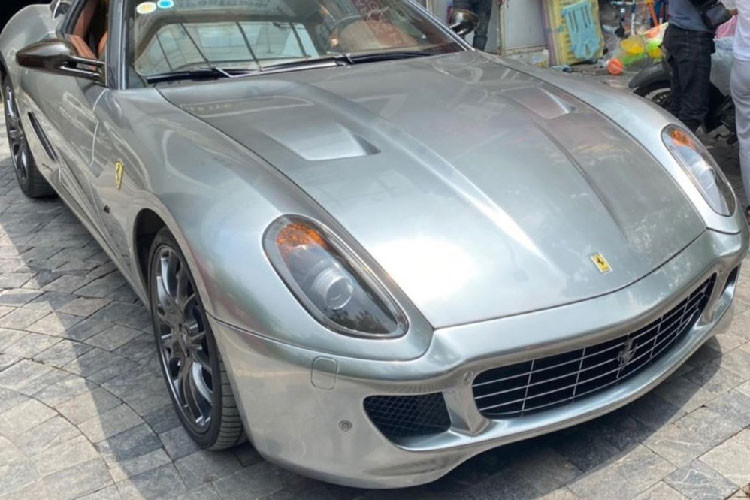 Hiện Việt Nam đã có 2 chiếc Ferrari 599 GTB, chiếc đầu tiên được nhập về nước hơn 10 năm qua và đang thuộc sở hữu của một ông chủ công ty nhập khẩu xe sang và siêu xe tại Sài thành. Xe nguyên bản có màu đỏ nhưng được chủ nhân trước đó là ông Đặng Lê Nguyên Vũ sơn đổi màu sang trắng. Giá xe Ferrari 599 GTB tại Hải Phòng hiện vẫn là một ẩn số.