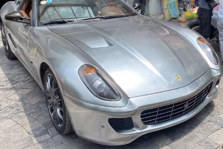 Hiện Việt Nam đã có 2 chiếc Ferrari 599 GTB, chiếc đầu tiên được nhập về nước hơn 10 năm qua và đang thuộc sở hữu của một ông chủ công ty nhập khẩu xe sang và siêu xe tại Sài thành. Xe nguyên bản có màu đỏ nhưng được chủ nhân trước đó là ông Đặng Lê Nguyên Vũ sơn đổi màu sang trắng. Giá xe Ferrari 599 GTB tại Hải Phòng hiện vẫn là một ẩn số.