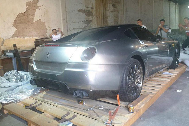 Sức mạnh của Ferrari 599 GTB đến từ động cơ hút khí tự nhiên V12 dung tích 6.0L, sản sinh công suất 612 mã lực và mô-men xoắn cực đại 608Nm. Đi kèm với hộp số sàn 6 cấp, siêu xe Ý có thể chạy nước rút từ 0-100 km/h chỉ trong 3,7 giây, trước khi cán tốc độ tối đa 330 km/h.