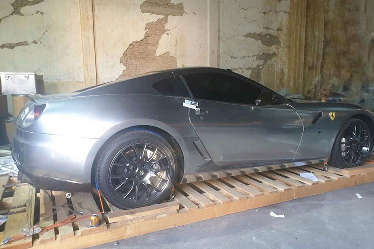 Ở phần ngoại thất, chiếc Ferrari 599 GTB đặc biệt vừa tái xuất tại TP.Hải Phòng được phủ lên mình nước sơn màu crom xám khá đặc biệt, đi kèm với đó là trang bị mâm xe loại đa chấu màu xám khói. Đối với khoang nội thất, toàn bộ các bộ phận từ ghế, vô-lăng tới táp-lô, bảng điều khiển trung tâm đều được bọc da cao cấp với 2 tông màu kết hợp nâu sáng và nâu đậm.