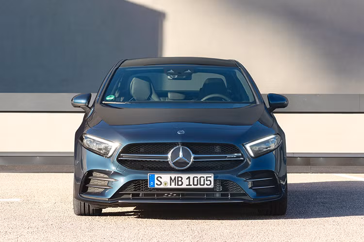 Hệ dẫn động 4 bánh AMG Performance 4MATIC sở hữu khớp truyền động hiệu quả hơn, với cấu tạo nhiều đĩa côn, giúp phân bổ sức kéo chính xác đến từng bánh xe, giúp tối ưu độ bám trong khúc cua hoặc khi cần tăng tốc.