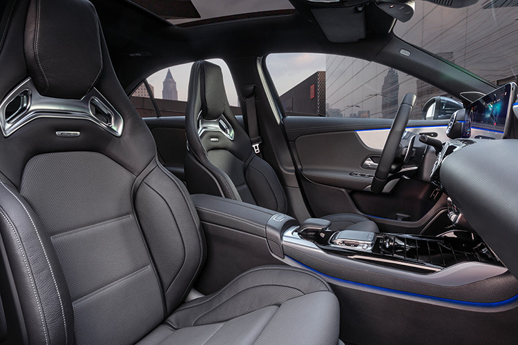 Mercedes-AMG A 35 4MATIC được trang bị giao diện MBUX (Mercedes-Benz User Experience) thông qua màn hình cảm ứng 10,25 inch, điều khiển bằng giọng nói với câu lệnh “Hey Mercedes”, mang đến sự kết nối giữa xe và tất cả người ngồi bên trong. Điều đặc biệt của MBUX là khả năng tự hoàn thiện, học tập thông qua trí tuệ nhân tạo.