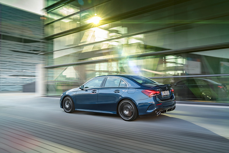 Ngoại thất thể thao với những đặc điểm đậm chất AMG. Mâm xe 19-inch được thiết kế tối ưu hóa khí động học sở hữu dòng chữ AMG bắt mắt. Lưới tản nhiệt nan đôi, thanh giảm chấn AMG, cùng các chi tiết mạ crôm là những thiết kế đặc trưng của gia đình AMG. Bước vào khoang nội thất, A 35 4MATIC sedan sẽ thay đổi suy nghĩ của bạn về một chiếc A-Class.